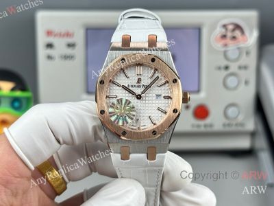 High Quality Replica AUDEMARS PIGUET Royal Oak White Leather Strap White Grande Tasserie Grid Pattern Face Dial Rose Gold Hexagonal Screw Fixed Case Watch 33mm